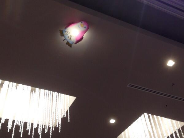 A penguin on the loose at #scale12x pic.twitter.com/1Djo0ckPy3